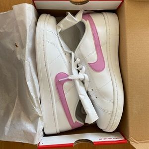 NWT Nike Women’s Court Royals 2 Sneaker White/Pink